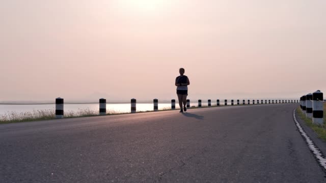 Mujeres-asiáticas-con-sobrepeso-corriendo-en-la-calle-en-la-luz-del-sol-temprano-por-la-mañana.-concepto-de-perder-peso-con-ejercicio-para-la-salud.-Cámara-lenta