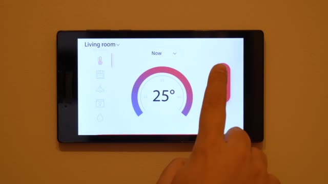 Dispositivo-de-control-del-clima-de-la-casa-inteligente-en-una-pared