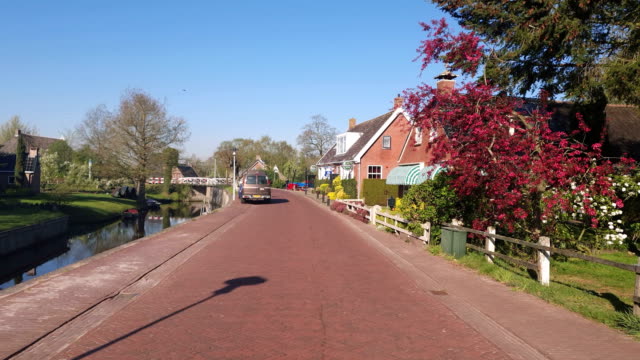 Rote-Kopfsteinpflasterstraße-im-traditionellen-Dorf-Holland