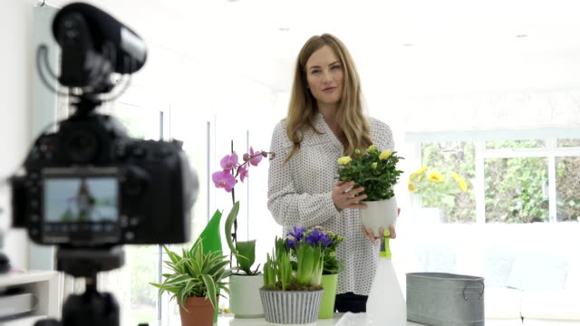 Weiblicher-Vlogger-macht-Social-Media-Video-über-die-Hauspflanzenpflege-für-das-Internet