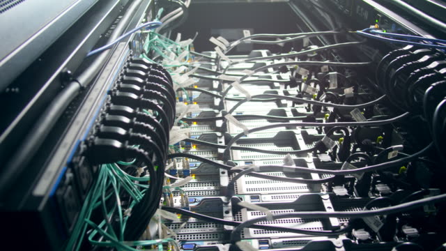 Cable-network-of-plugged-in-servers