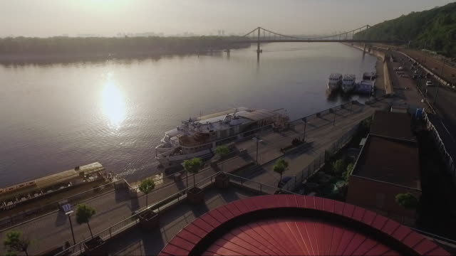 Temprano-por-la-mañana-en-Kiev-Ucrania-en-vista-del-puente-del-río-Dnipro