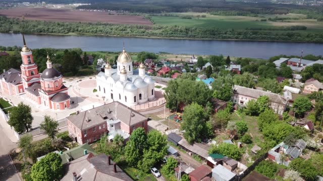 Paisaje-de-verano-escénico-con-vistas-al-patio-del-monasterio-de-Kashirsky