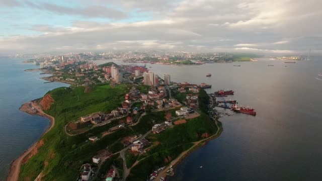 Aerial-view-of-the-cityscape-overlooking-the-Egersheld-district.-Seascape-with-boats-and-the-city.-Vladivostok,-Russia