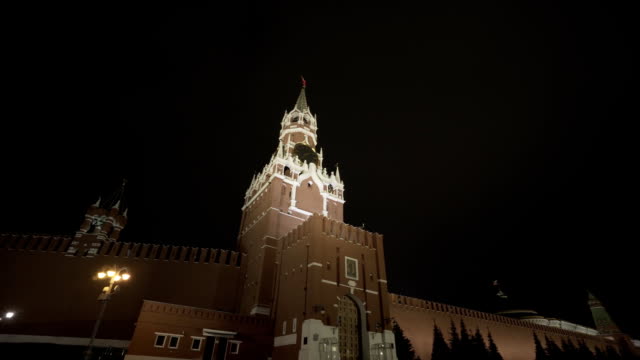 Hiperlapso-de-lapso-de-tiempo-de-noche-de-la-Plaza-Roja-del-Kremlin-en-la-ciudad-de-Moscú