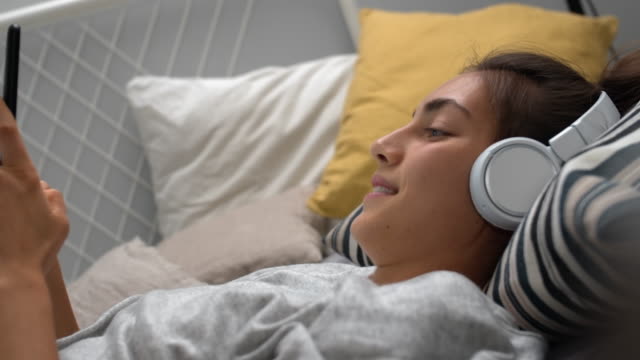 Teen-Girl-Using-Smartphone-in-Bed