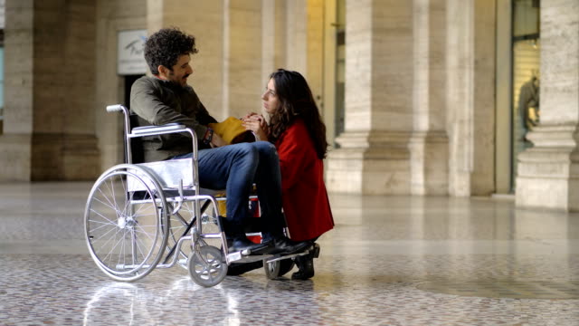 Un-hombre-en-silla-de-ruedas-discutiendo-con-su-esposa.-Handicap,pareja,argue
