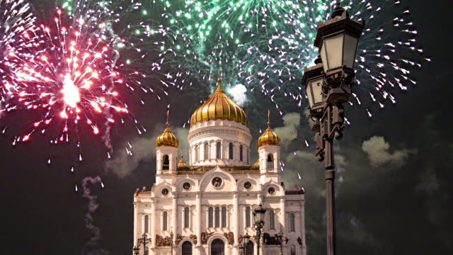 Fuegos-artificiales-sobre-la-Catedral-de-Cristo-Salvador,-Moscú,-Rusia.