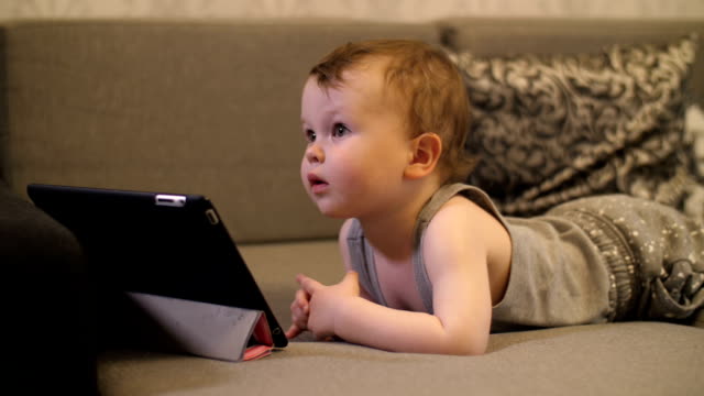 Kleiner-Junge-auf-Tablet-PC-suchen