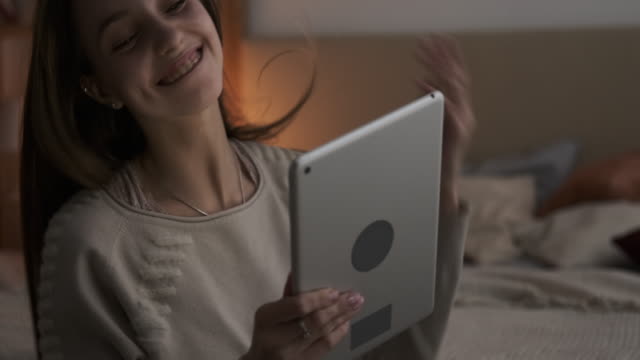 Erstaunliche-teen-Mädchen-mit-digitalen-Tablet-in-der-Nacht
