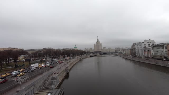 Zeitrafferverkehr-von-Autos-auf-der-Moskauer-Böschung-in-Moskau-mit-Blick-auf-den-Kreml.-Ansicht-von-oben.