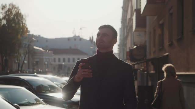 Ein-Mann-spaziert-durch-die-Stadt-und-fotografiert-Stadtlandschaften-auf-dem-Smartphone