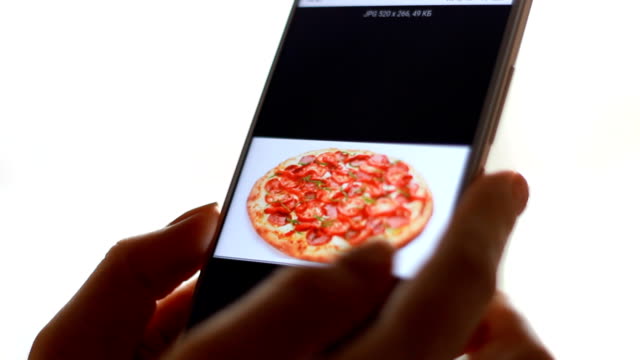 Frau-mit-Online-Delivery-Service-auf-dem-Smartphone.-Mädchen-bestellt-Pizza-auf-einer-Anwendung-Handy-Nahaufnahme