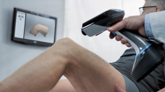 Medizintechnik-Hand-3D-Scanner-Arzt-scaaning-Patienten-Knie
