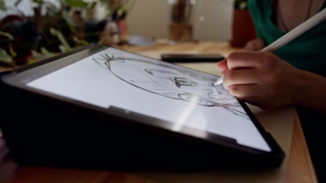 Dibujo-de-niña-adolescente-usando-una-tableta-y-un-bolígrafo-electrónico