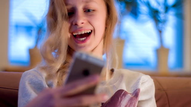 Teenage-Mädchen-machen-Selfie-Foto-für-Social-Media-App