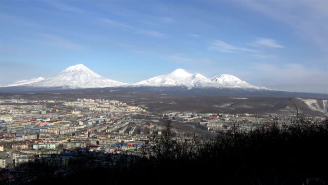 die-Aussicht-vom-höchsten-Punkt-in-der-Stadt-Petropawlowsk-Kamtschatski-und-Oblasthauptstadt-Vulkane-Kozelskiy-und-Korjaken