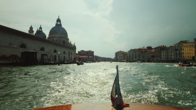 Kreuzfahrt-auf-den-berühmten-Canal-Grande-in-Venedig.-POV-video