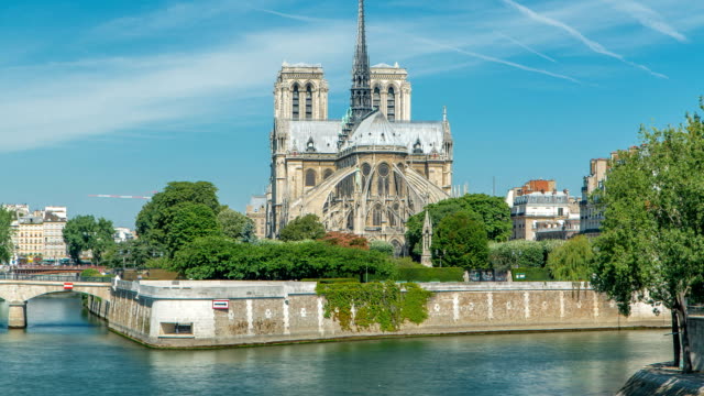 Seine-und-Notre-Dame-de-Paris-Timelapse-ist-eines-der-berühmtesten-Wahrzeichen-von-Paris