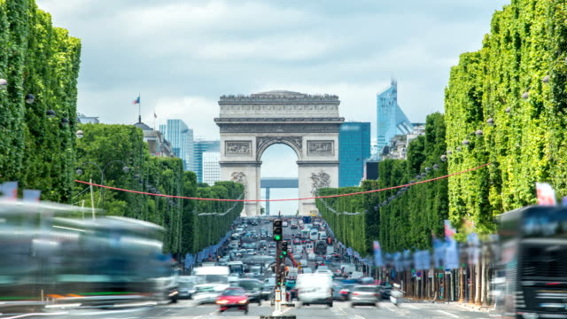 Arc-de-Triomphe,-die-Champs-Élysées-mit-Verkehr-Zeitraffer-angesehen.-Paris,-Frankreich