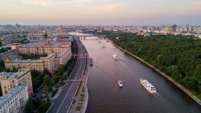 Russland-Sonnenuntergang-Abend-Moskau-Fluss-Verkehr-berühmten-Park-Stadtbild-aerial-Panorama-4k-Zeitraffer