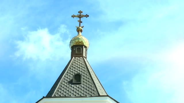 Kuppel-mit-einem-Kreuz-eine-orthodoxe-Kirche-gegen-den-Himmel-mit-Wolken