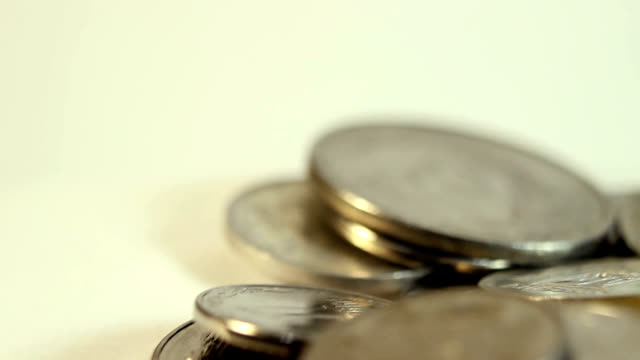 Gedrehte-Münzen-auf-weißem-Hintergrund