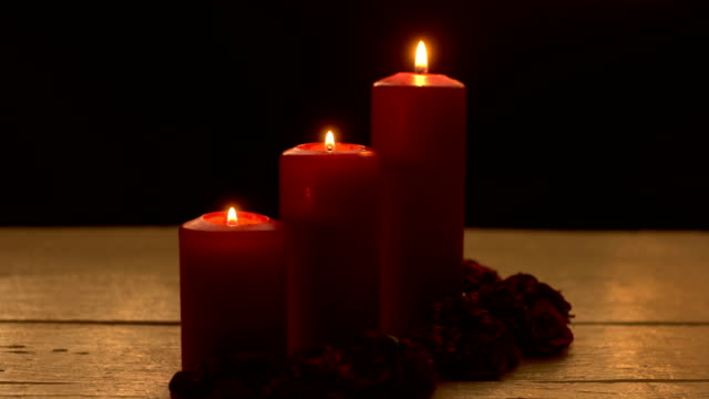 Romantische-rote-Kerzen-mit-rose