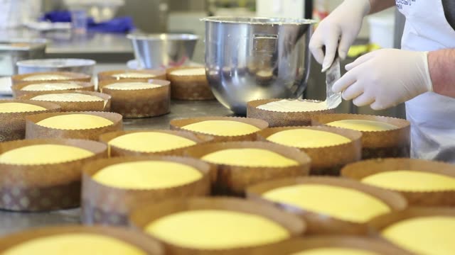 Pastry-Chef-Hände-Vereisung-Teig-für-Ostern-süß-Brot-Kuchen