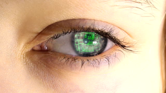 el-ojo-humano-con-los-circuitos-electrónicos-y-los-símbolos-proyectando-en-él,-el-concepto-de-tecnologías-futuras