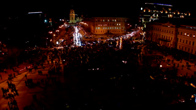 Ukrainer-große-Menschenmenge-versammelt,-um-gegen-die-Regierung-zu-protestieren