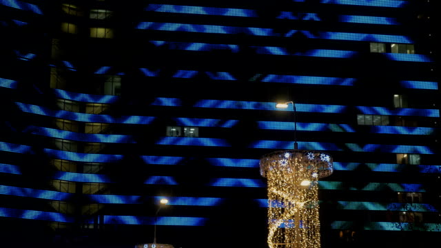 Hermosas-luces-azules-brillan-en-el-edificio.-Decoración-festiva.