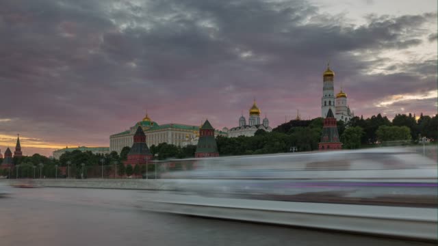 Sonnenuntergang-Himmel-Moskauer-Kreml-Fluss-Bucht-Panorama-4-k-Zeit-hinfällig,-Russland