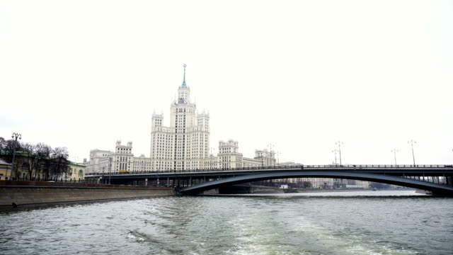 Tour-por-la-ciudad-en-el-río-de-Moscú