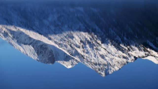 Reflexión-de-picos-en-el-agua-del-lago-baja-Multinskoe-en-las-montañas-de-Altai