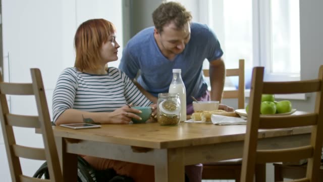 Mujer-parapléjico-y-su-novio-comiendo-el-desayuno