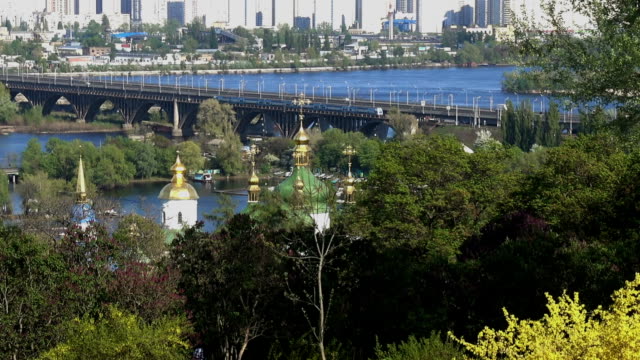 Vista-del-Dnieper,-el-puente-y-la-ribera-izquierda-de-Kiev