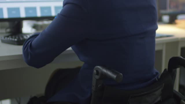 Geschäftsfrau-im-Rollstuhl-am-Computer-arbeiten