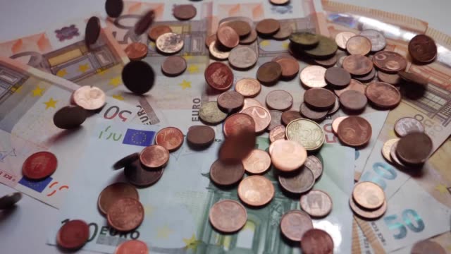 Viele-Münzen-und-Scheine,-Euro,-Geld