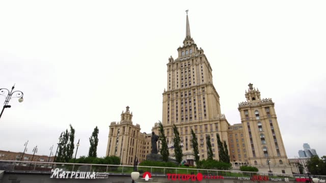 Gründung-der-niedrigen-Winkel-Drohne-Schuss-der-sowjetischen-stalinistischen-Stil-Wolkenkratzer-in-Moskau-Russland