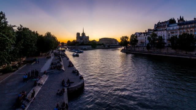 Rückansicht-des-Notre-Dame-De-Paris-Kathedrale-Tag-zu-Nacht-Zeitraffer-nach-Sonnenuntergang