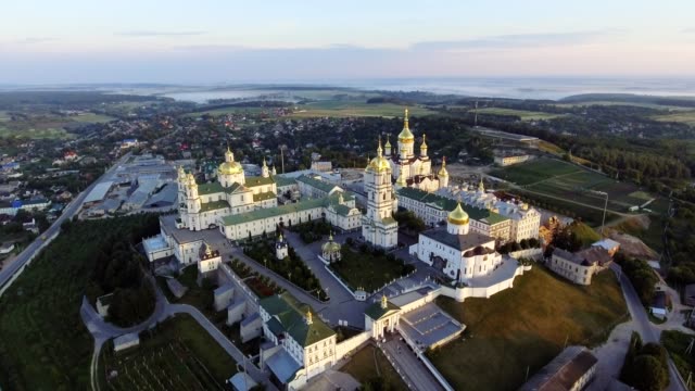 Vista-aérea-de-Santo-Dormición-Pochayiv-Lavra,-un-monasterio-ortodoxo-en-el-Oblast-de-Ternopil-de-Ucrania.-Europa-del-este