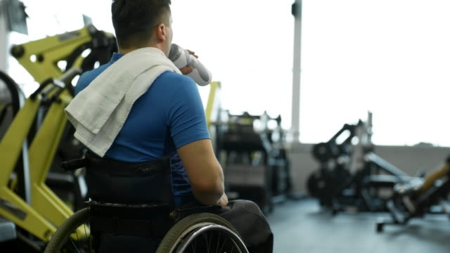 Mann-im-Rollstuhl-Beendigung-Trainings