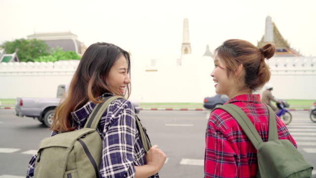 Slow-Motion---Reisen-Reisende-Backpacker-asiatische-Frauen-Lesben-LGBT-Paar-in-Bangkok,-Thailand.-Glücklich,-junge-weibliche-Ausgaben-Urlaubsreise-in-erstaunliche-Wahrzeichen-und-genießen-Sie-ihre-Reise-in-traditionellen-Stadt.