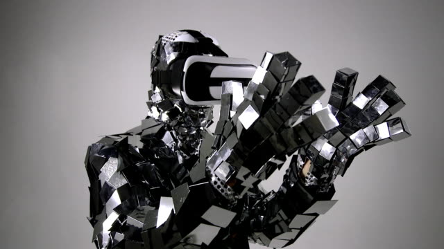 Robot-futurista-en-espejo-traje-vorking-con-interfaz-virtual,-interfaz-presionando-el-dedo-índice.