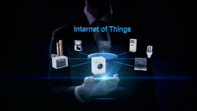 Geschäftsmann-Slide-Touch-Smartphone,-künstliche-Intelligenz-Gehirn-Verbindung-Monitor,-Mikrowelle,-Glühbirne,-Waschmaschine,-Klimaanlage,-Audio,-Kaffeekanne,-smart-Home-Appliances,-IoT,-4-k-Film.