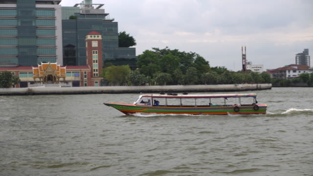 Bootsfahrt-auf-dem-Fluss-in-der-Stadt-entlang-der-Innenstadt