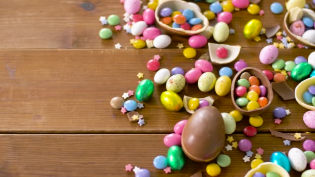 Schokoladeneier-und-Drop-Bonbons-auf-Tisch