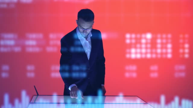 Der-Geschäftsmann-arbeiten-mit-einem-großen-Display-auf-dem-Hologramm-Hintergrund