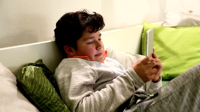 Kinderspiel-Computerspiel-auf-digitalem-Tablet-zu-Hause